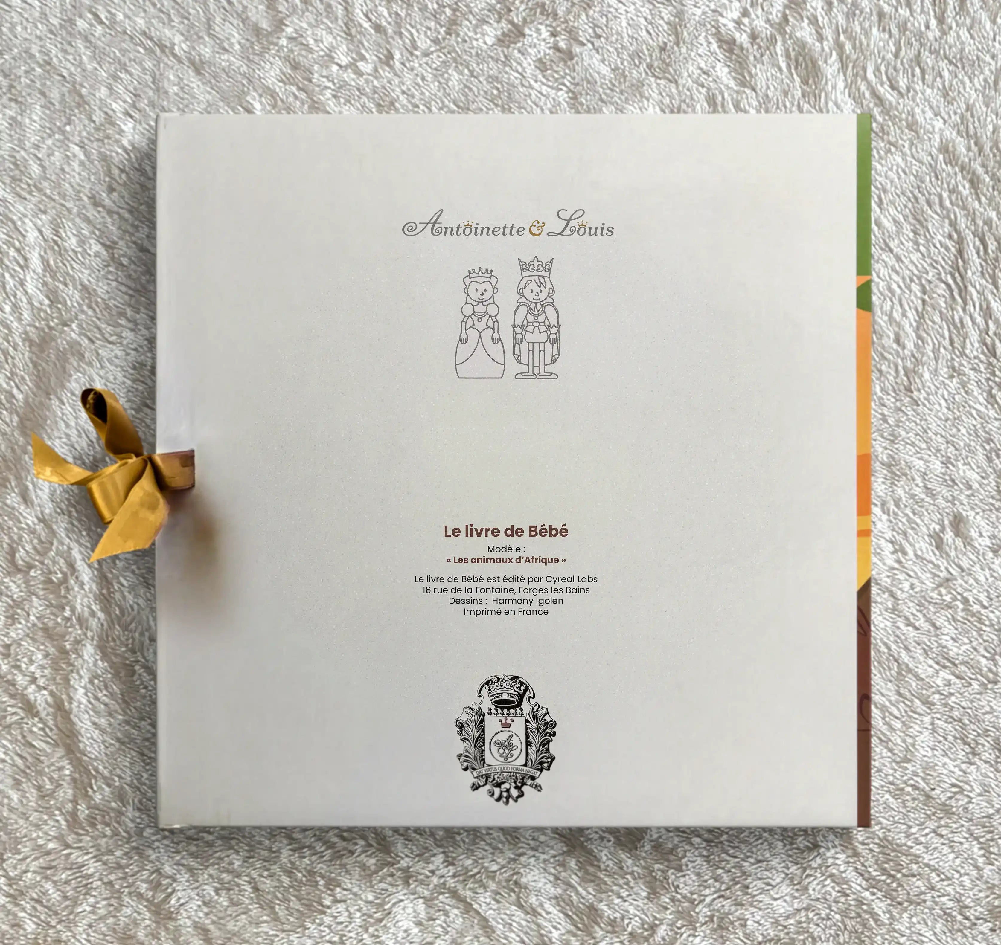 Dos de l’album photo naissance Antoinette & Louis, modèle jungle, avec ruban violet et logo de la marque imprimé en France