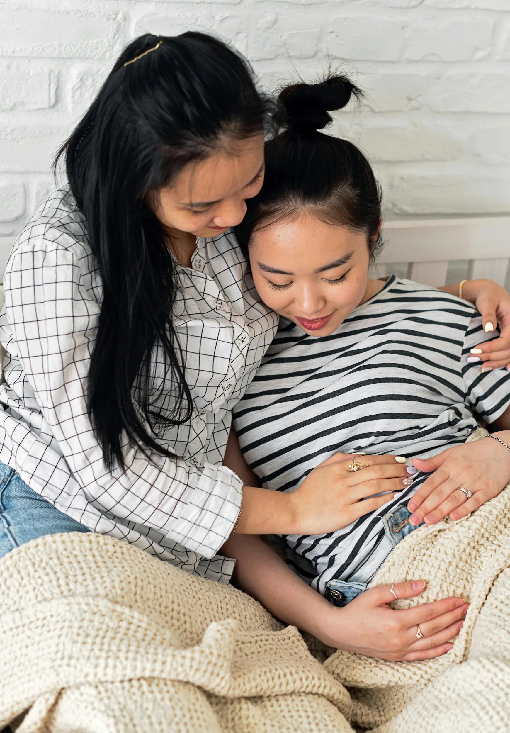 Image attendrissante de deux femmes lesbiennes dont une enceinte. Antoinette & Louis