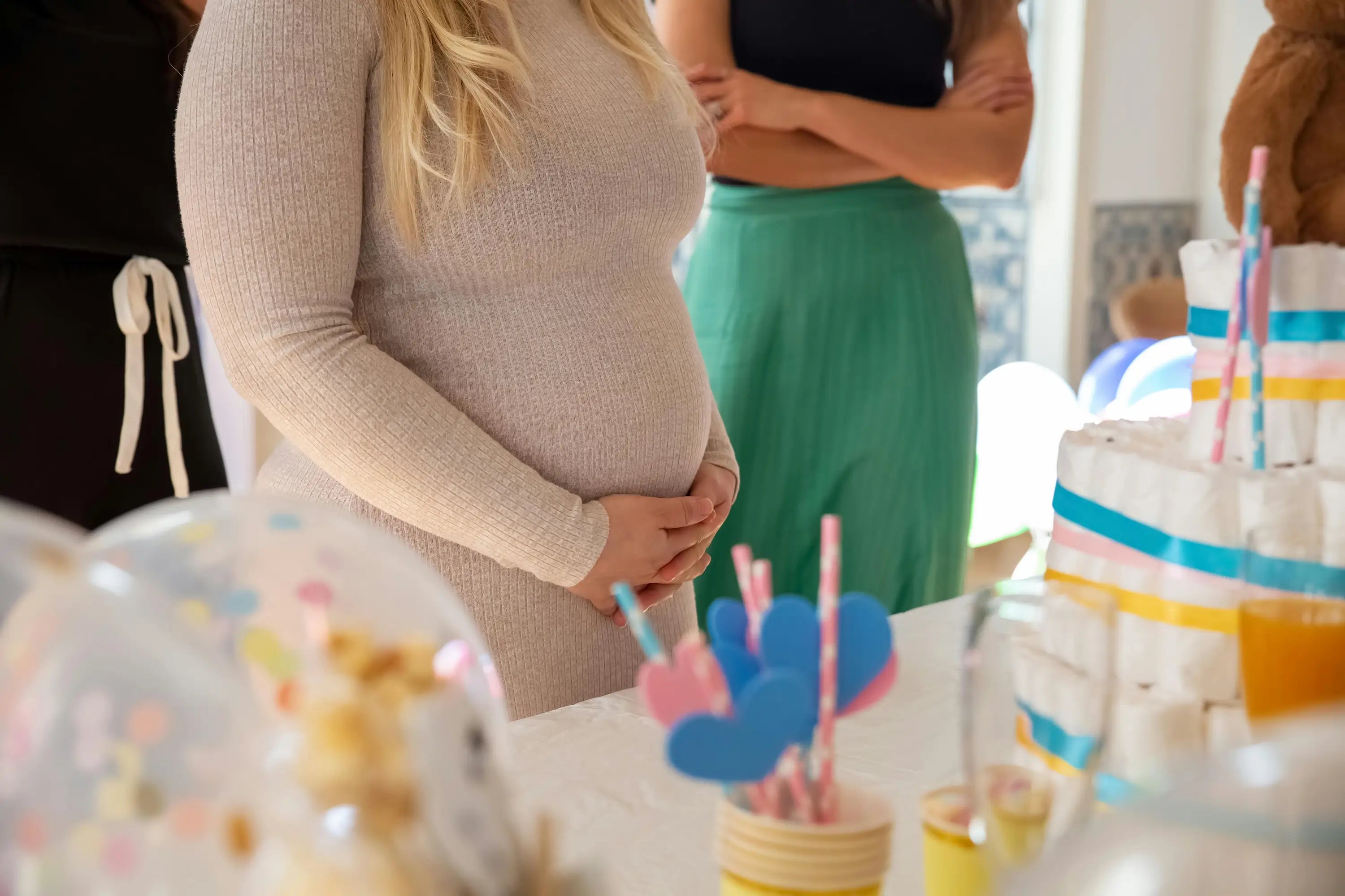 Femme qui tient son ventre de femme enceinte lors de sa baby shower. Antoinette & Louis
