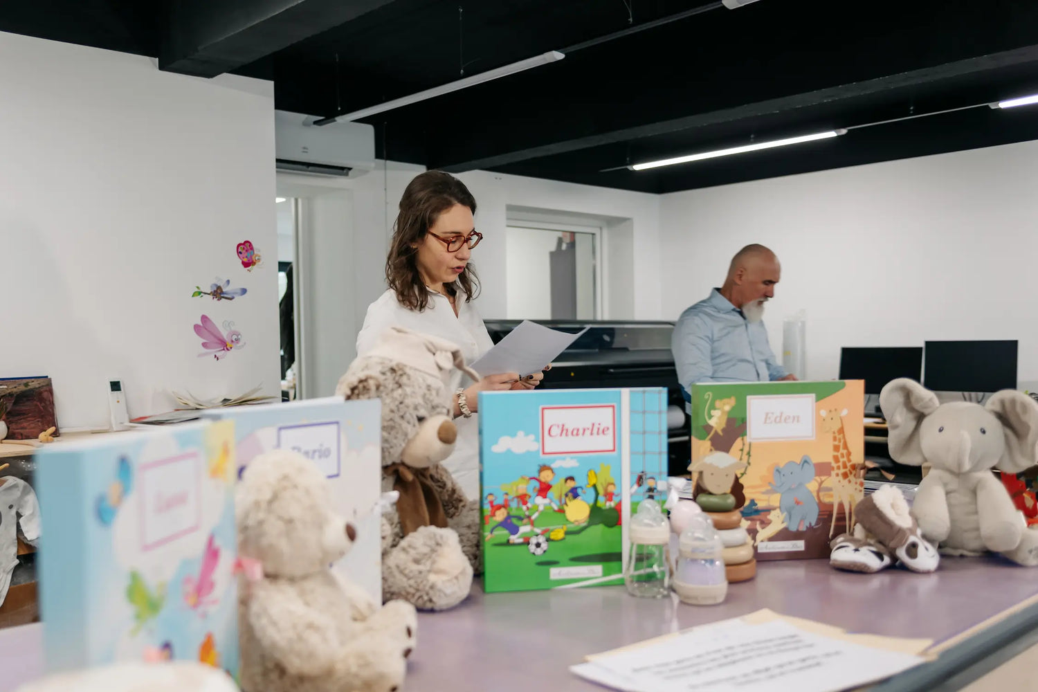 Cyrielle et Stéphane dans l'atelier de confection de l'album de naissance Antoinette & Louis