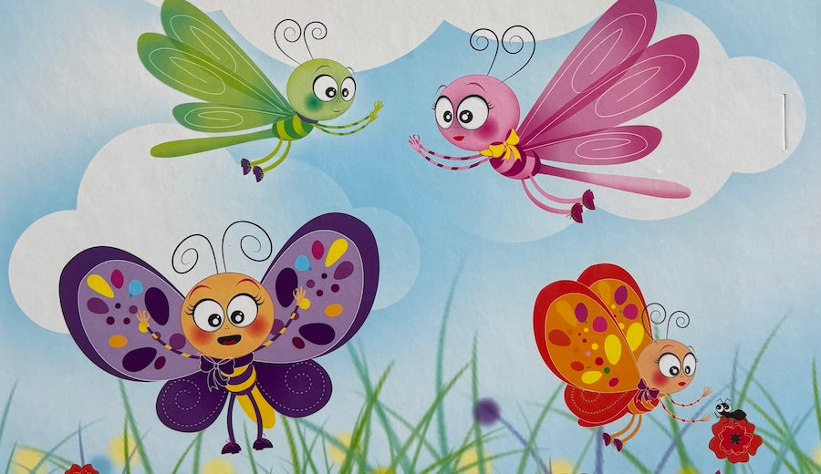 Illustration du thème Papillon – quatre papillons colorés volant dans un ciel bleu avec des nuages, style enfantin