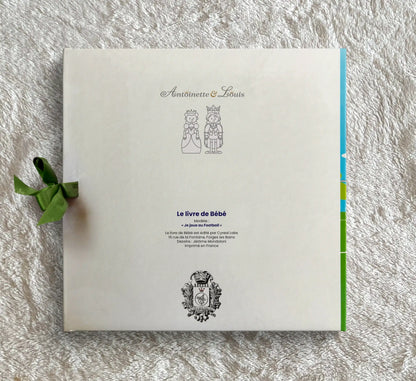 Dos de l’album de naissance foot Antoinette &amp; Louis avec ruban vert et logo de la marqu