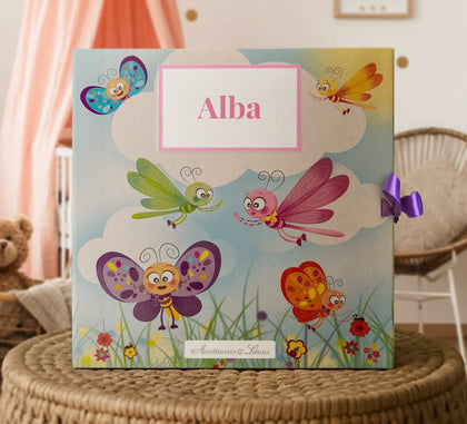 Album photo de naissance personnalisé thème papillons et libellules, couverture rigide, prénom Alba, création Antoinette & Louis – fabrication française