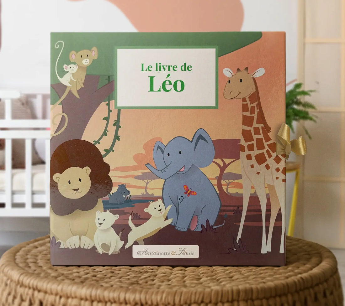 album photo de naissance personnalisé thème savane avec lion, éléphant et girafe, couverture rigide, prénom Léo, création Antoinette &amp; Louis – fabrication française
