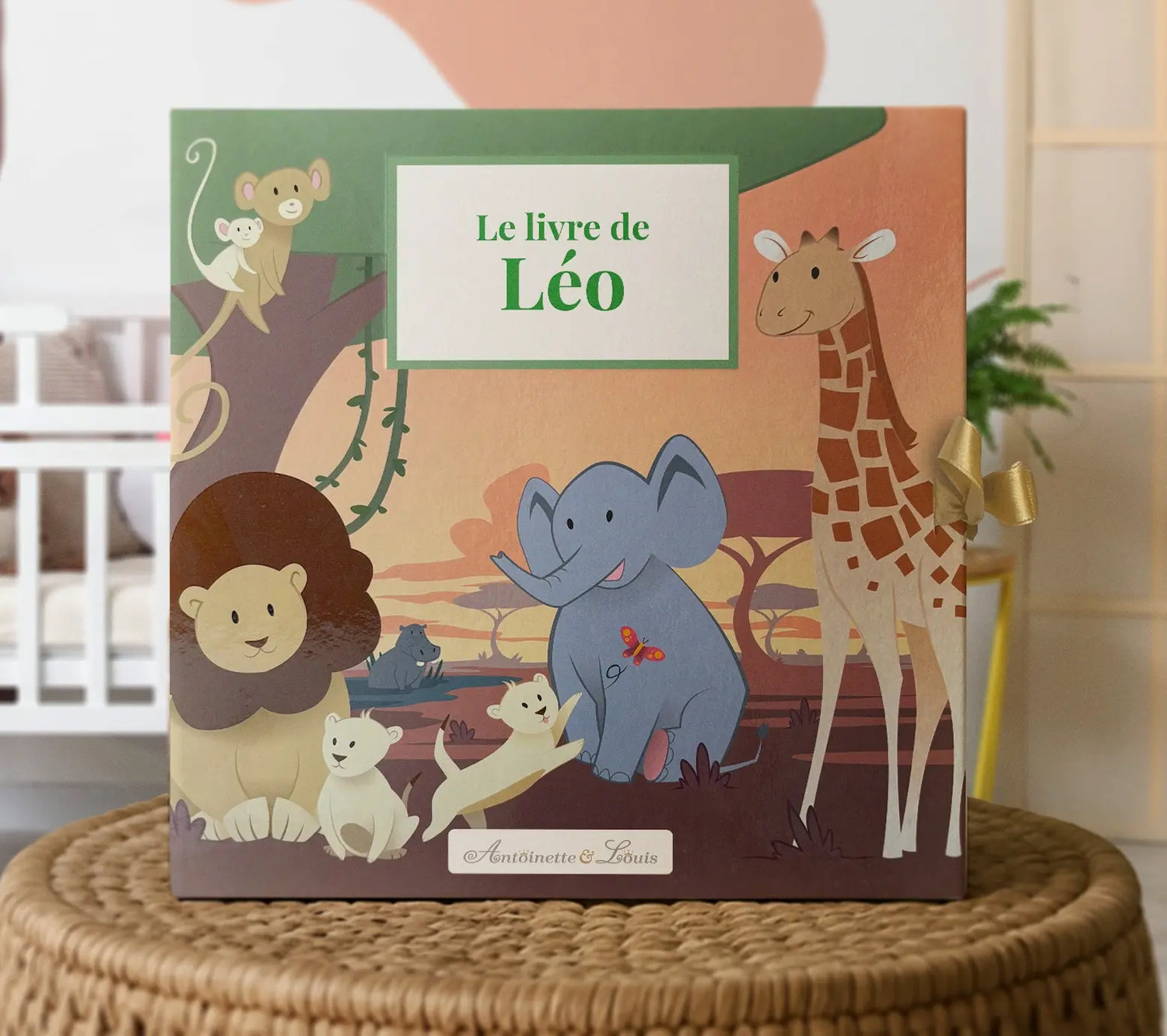 album photo de naissance personnalisé thème savane avec lion, éléphant et girafe, couverture rigide, prénom Léo, création Antoinette &amp; Louis – fabrication française