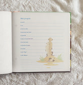 Page « Mes progrès » de l’album photo naissance thème savane Antoinette & Louis, avec illustration de suricates et espace pour noter les étapes clés de bébé