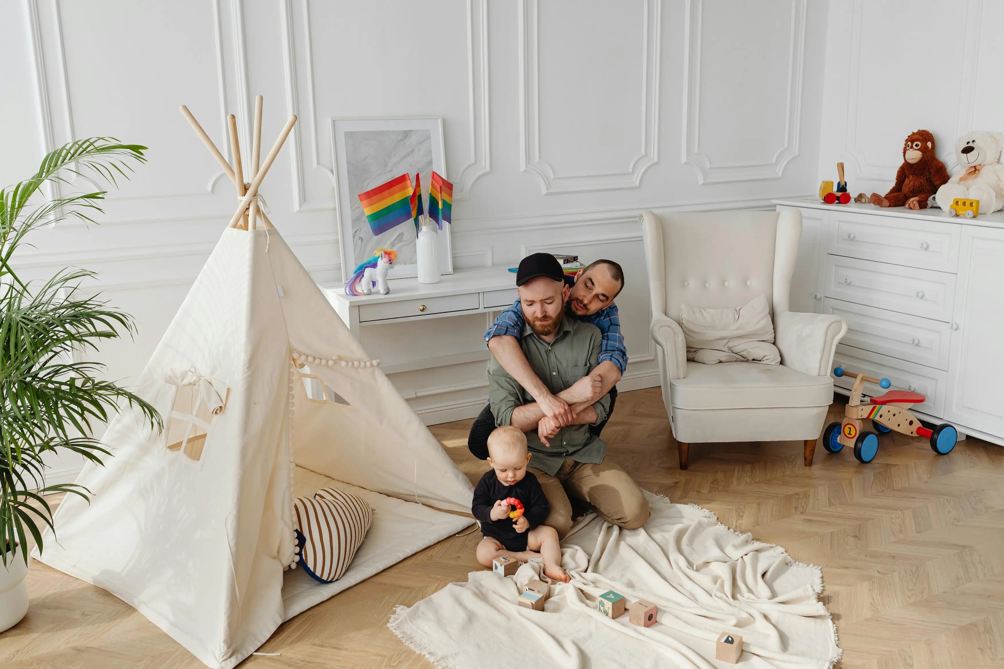 moment jeu dans une famille homosexuelle avec petit garçon et ses deux papas, dans la chambre du petit. Antoinette & Louis