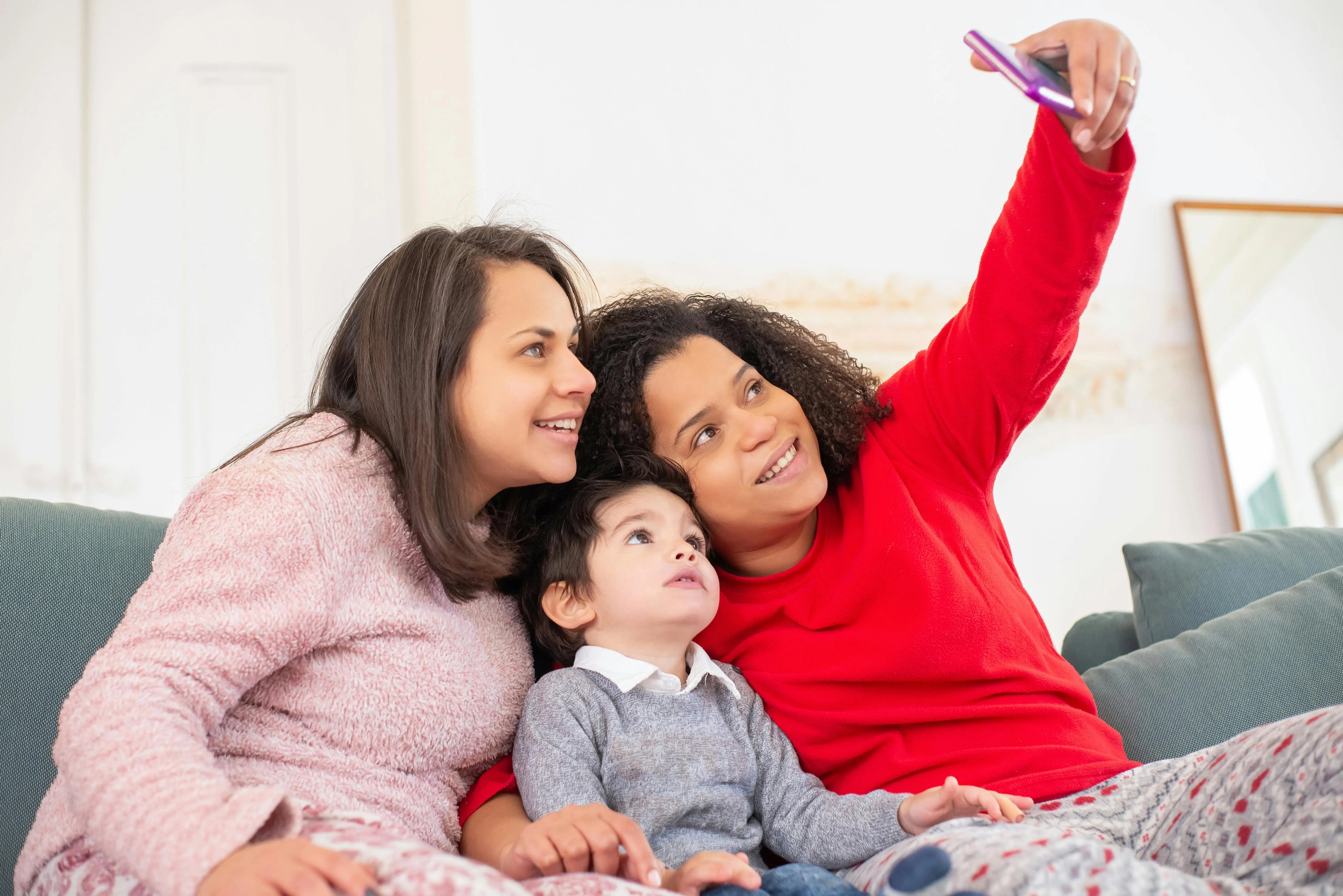 Maman qui se prend en photo avec sa femme et son petit garçon. Antoinette & Louis