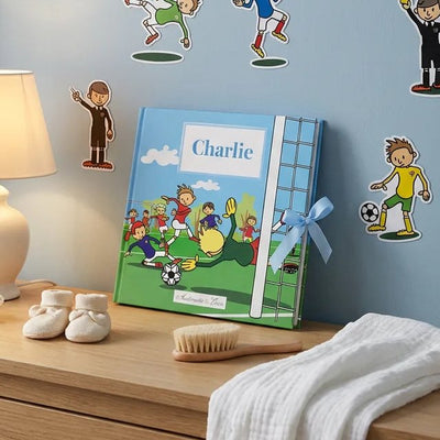 Album photo naissance Foot personnalisé avec le prénom Charlie, posé sur une commode avec des stickers de footballeurs