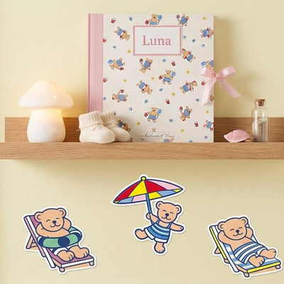 Album photo naissance Ourson rose personnalisé avec le prénom Luna, sur une étagère avec des stickers oursons